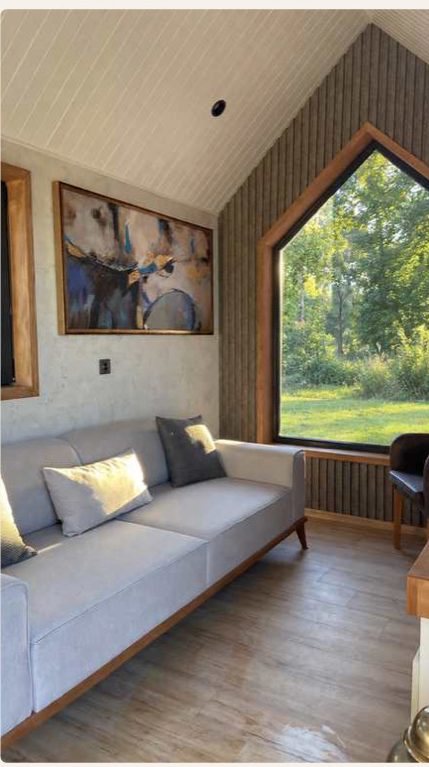 Wohnbereich in einem Tiny House von Tiny + More