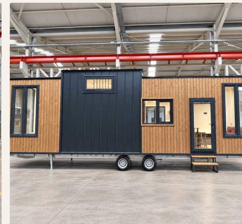 Modell Vista – zehn Meter langes Tiny House mit Holzfassade und dunklen Fensterrahmen