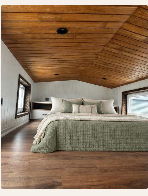 Silva – Schlafbereich mit Holzdecke